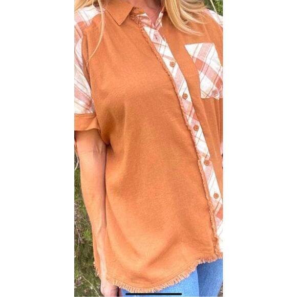 Umgee camel plaid linen top with unfinished frayed hem, front & back size medium - Picture 3 of 11